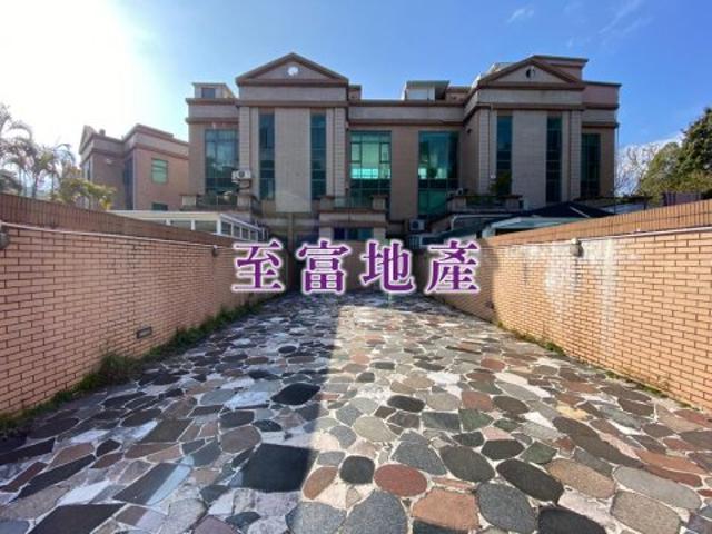 4 Bedrooms 2 Ensuites  2 Living & Dining Room  4 Bathrooms  1 Maid's for rent