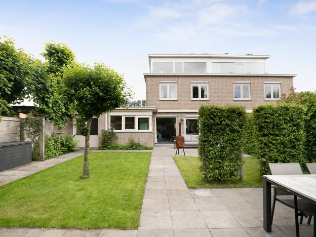 4 bedrooms 2 onder 1 kapwoning Surface Area: 184m2