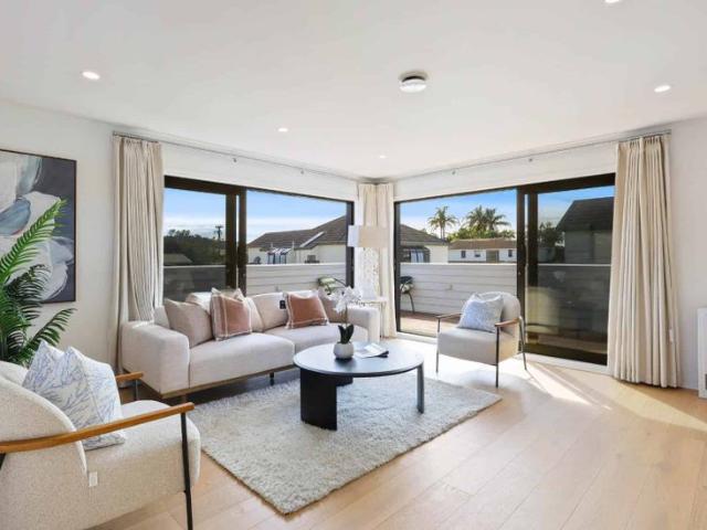4 bedrooms+Study in Eastern Beach Macleans Zone