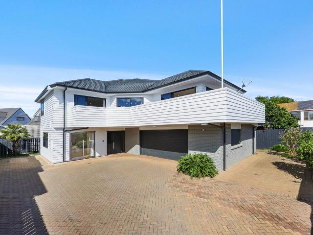 4 bedrooms+Study in Eastern Beach Macleans Zone