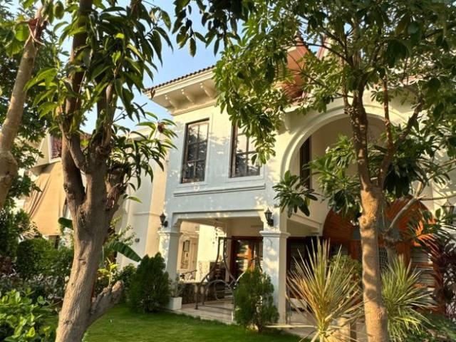 4 BHK Villa in Thaltej for resale Ahmedabad. The reference number is 20433782