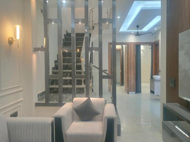 4 BHK Villa in Chipiyana Buzurg for resale Ghaziabad. The reference number is 16007770