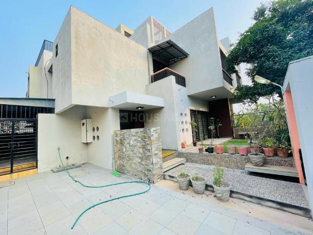 4 BHK Villa in Shantipura for rent Ahmedabad. The reference number is 8321578