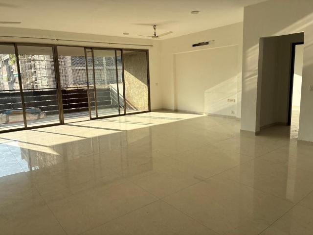4 BHK Apartment in Ambawadi for rent Ahmedabad. The reference number is 20391822