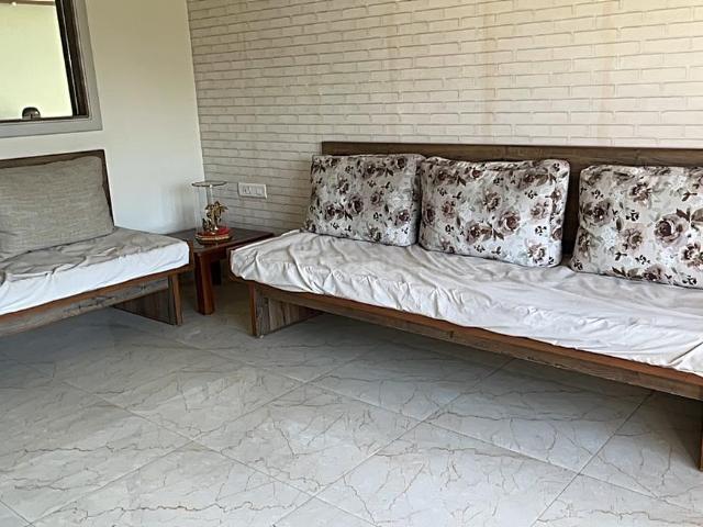 4 BHK Apartment in Ambawadi for resale Ahmedabad. The reference number is 19811553