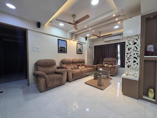 4 BHK Apartment in Andheri West for resale Mumbai. The reference number is 19663964