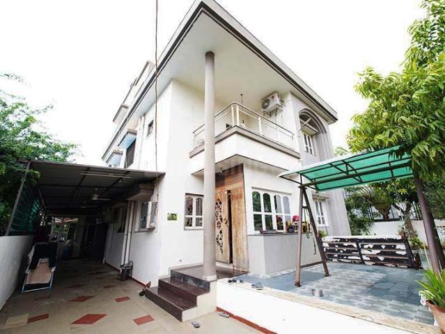 4 BHK Apartment in Ahmedabad Cantonment for resale Ahmedabad. The reference number is 19996276