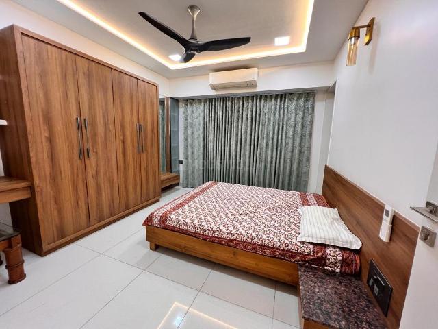 4 BHK Apartment in Bodakdev for rent Ahmedabad. The reference number is 19920315