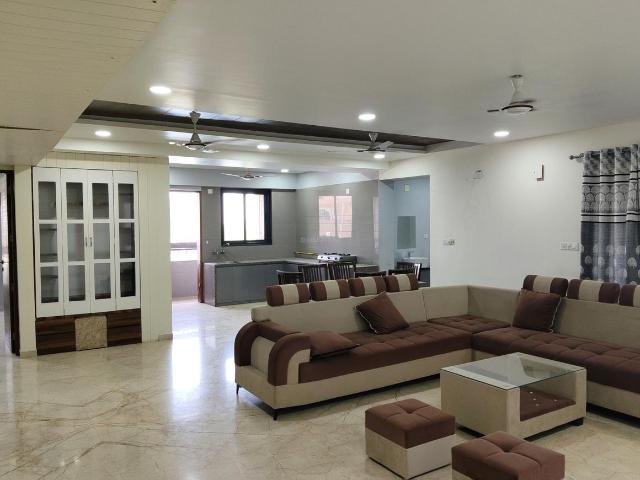 4 BHK Apartment in Bodakdev for rent Ahmedabad. The reference number is 20002718