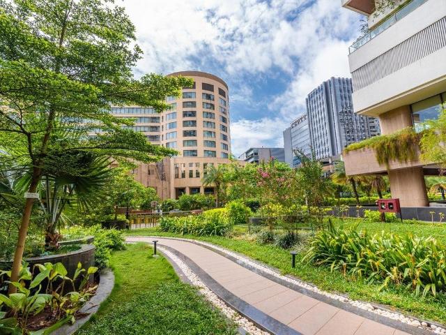 4 BHK Apartment in Bandra East for rent Mumbai. The reference number is 19676430