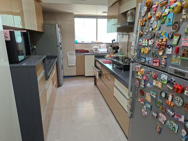 4 BHK Apartment in Bandra West for resale Mumbai. The reference number is 16914243