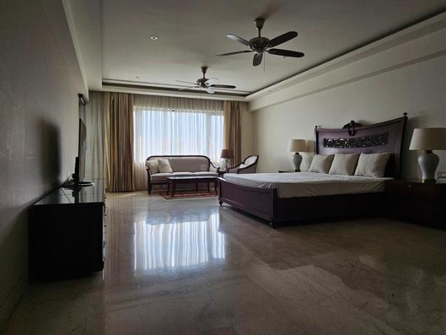 4 BHK Apartment in DLF Phase 3 for resale Gurgaon. The reference number is 18582435