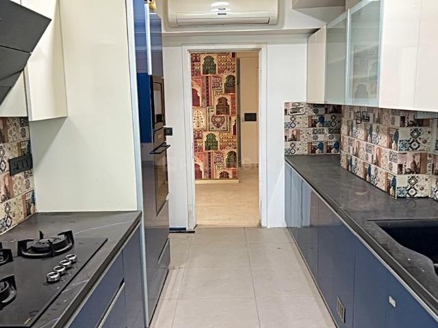 4 BHK Apartment in DLF Phase 5 for rent Gurgaon. The reference number is 19071644