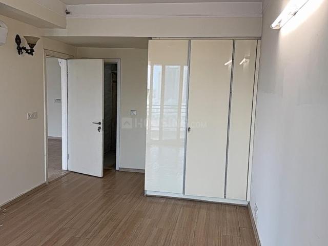 4 BHK Apartment in DLF Phase 5 for rent Gurgaon. The reference number is 19071962