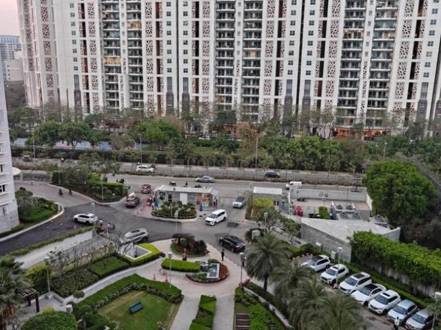 4 BHK Apartment in DLF Phase 5 for resale Gurgaon. The reference number is 20205627