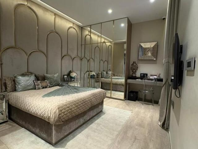 4 BHK Apartment in Kandivali East for resale Mumbai. The reference number is 19785941