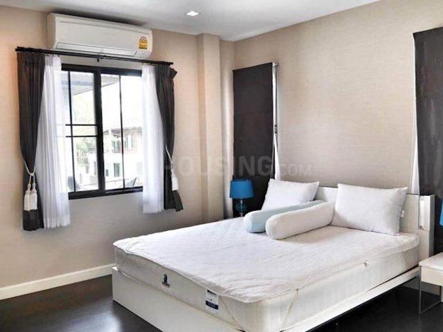 4 BHK Apartment in Khar West for resale Mumbai. The reference number is 19407096