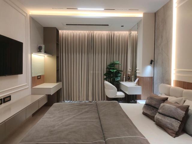 4 BHK Apartment in Juhu for resale Mumbai. The reference number is 19011529