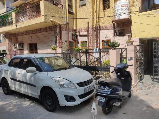 4 BHK Apartment in Mayur Vihar Phase 1 for resale New Delhi. The reference number is 20518553