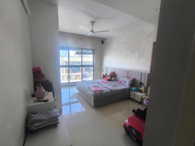 4 BHK Apartment in Malad West for rent Mumbai. The reference number is 20040771