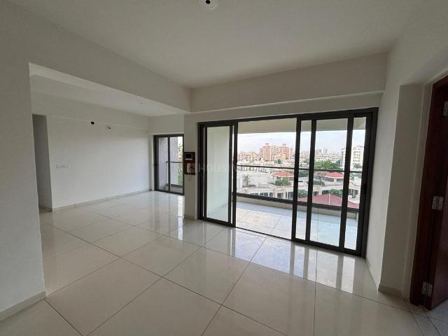 4 BHK Apartment in Naranpura for rent Ahmedabad. The reference number is 21004332