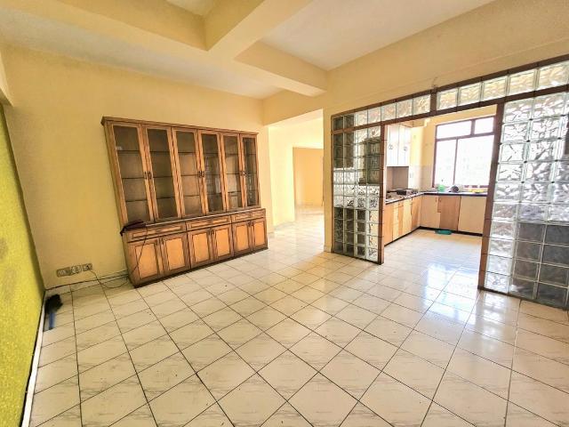 4 BHK Apartment in Santoshpur for resale Kolkata. The reference number is 17075992