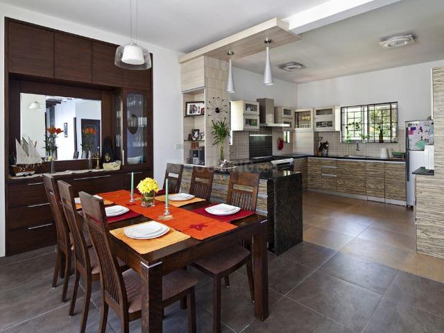 4 BHK Apartment in Santacruz West for rent Mumbai. The reference number is 19932990