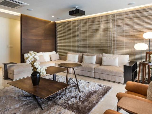 4 BHK Apartment in Santacruz West for resale Mumbai. The reference number is 20450063