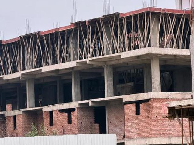 4 BHK Apartment in Sector 107 for resale Noida. The reference number is 20398155
