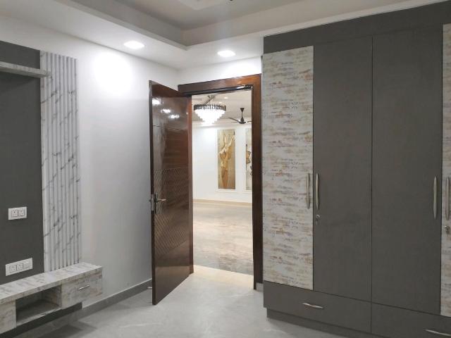 4 BHK Apartment in Sector 24 Rohini for resale New Delhi. The reference number is 17480111