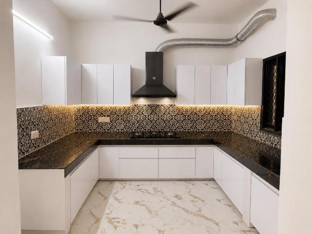 4 BHK Apartment in Sector 44 for rent Noida. The reference number is 20615768
