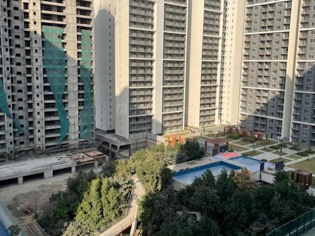 4 BHK Apartment in Sector 43 for resale Noida. The reference number is 17005426