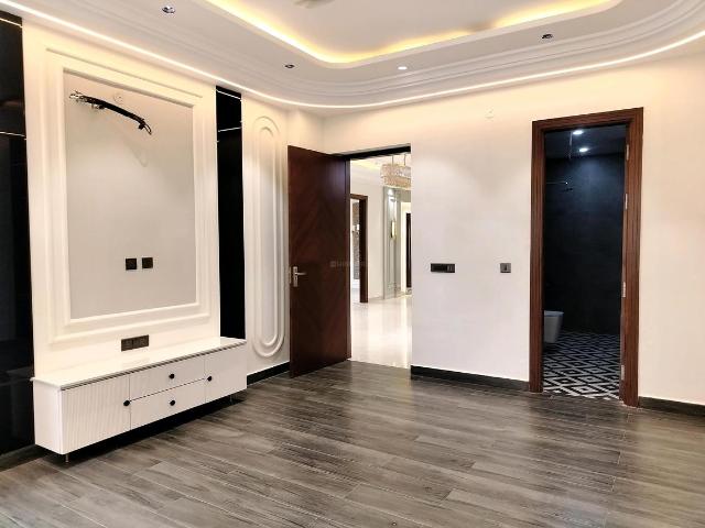 4 BHK Apartment in Sector 51 for rent Gurgaon. The reference number is 17921116