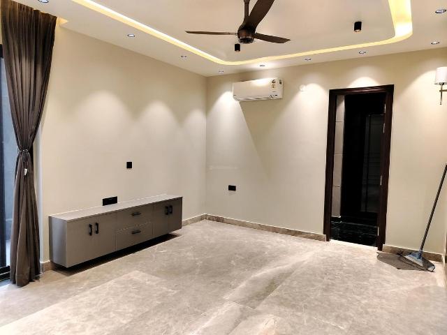4 BHK Apartment in Sector 52 for rent Gurgaon. The reference number is 19462248