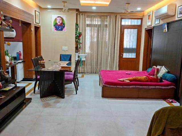 4 BHK Apartment in Sector 61 for resale Noida. The reference number is 17637931