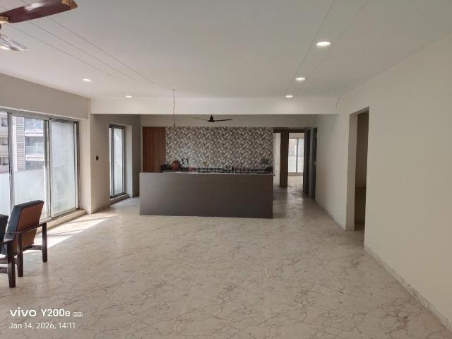 4 BHK Apartment in Piplod for rent Surat. The reference number is 19307505