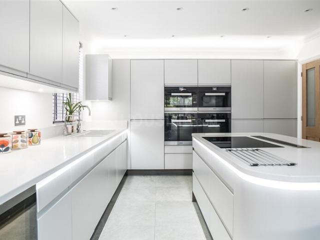 4 BHK Apartment in Prabhadevi for resale Mumbai. The reference number is 20650984