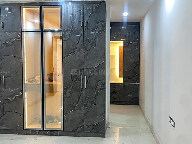4 BHK Apartment in Rajendra Nagar for resale Ghaziabad. The reference number is 19938140
