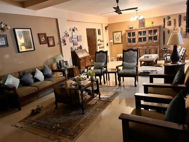 4 BHK Apartment in Tollygunge for resale Kolkata. The reference number is 20975224