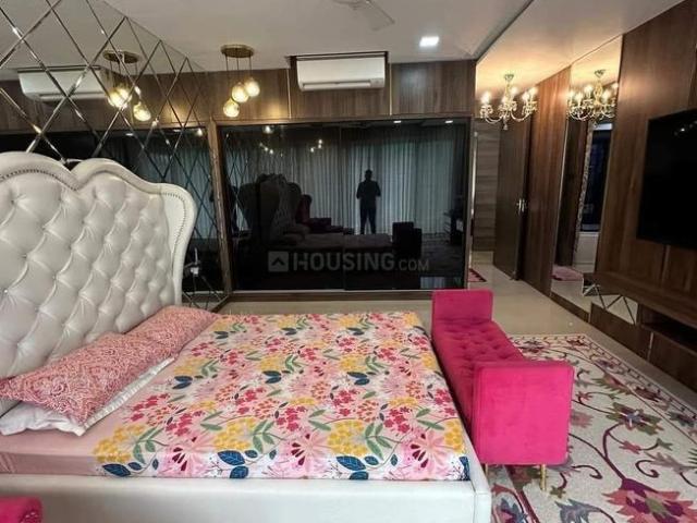 4 BHK Apartment in Tangra for rent Kolkata. The reference number is 17244201