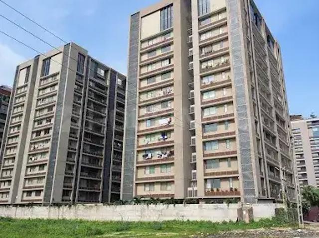 4 BHK Apartment in Thaltej for rent Ahmedabad. The reference number is 20575992
