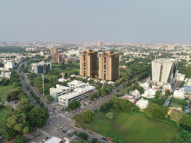 4 BHK Apartment in Thaltej for resale Ahmedabad. The reference number is 20010362