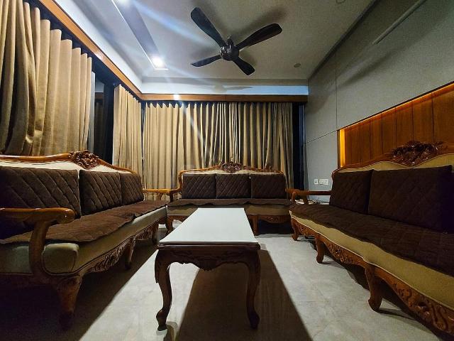 4 BHK Apartment in Thaltej for resale Ahmedabad. The reference number is 20160298