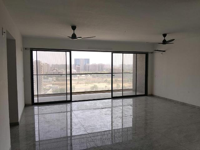 4 BHK Apartment in Vaishno Devi Circle for rent Ahmedabad. The reference number is 19435018