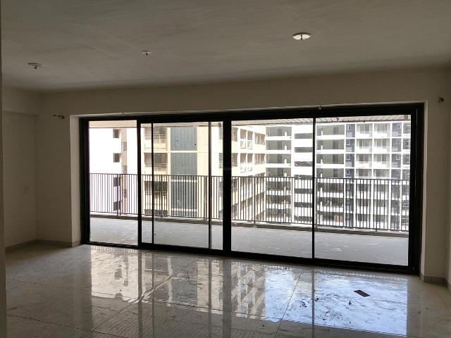 4 BHK Apartment in Vaishno Devi Circle for rent Ahmedabad. The reference number is 19936547