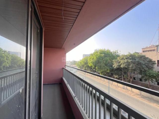4 BHK Apartment in Vaishno Devi Circle for rent Ahmedabad. The reference number is 20051564