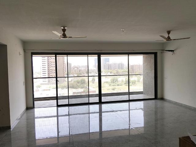 4 BHK Apartment in Vaishno Devi Circle for rent Ahmedabad. The reference number is 20321379