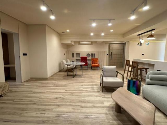 4 BHK Apartment in Vile Parle West for rent Mumbai. The reference number is 20179594