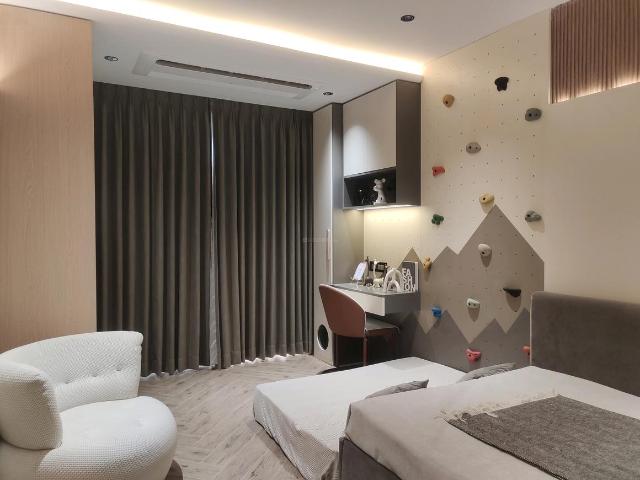 4 BHK Apartment in Vile Parle West for resale Mumbai. The reference number is 18746445