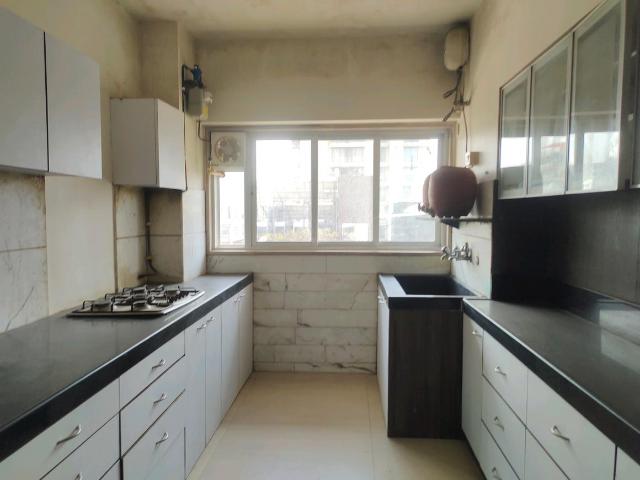 4 BHK Apartment in Vile Parle West for resale Mumbai. The reference number is 18754810